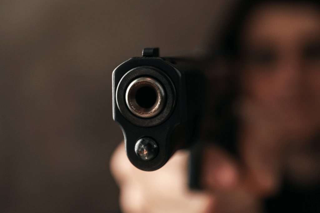 El cañón de una pistola apuntando a la cámara